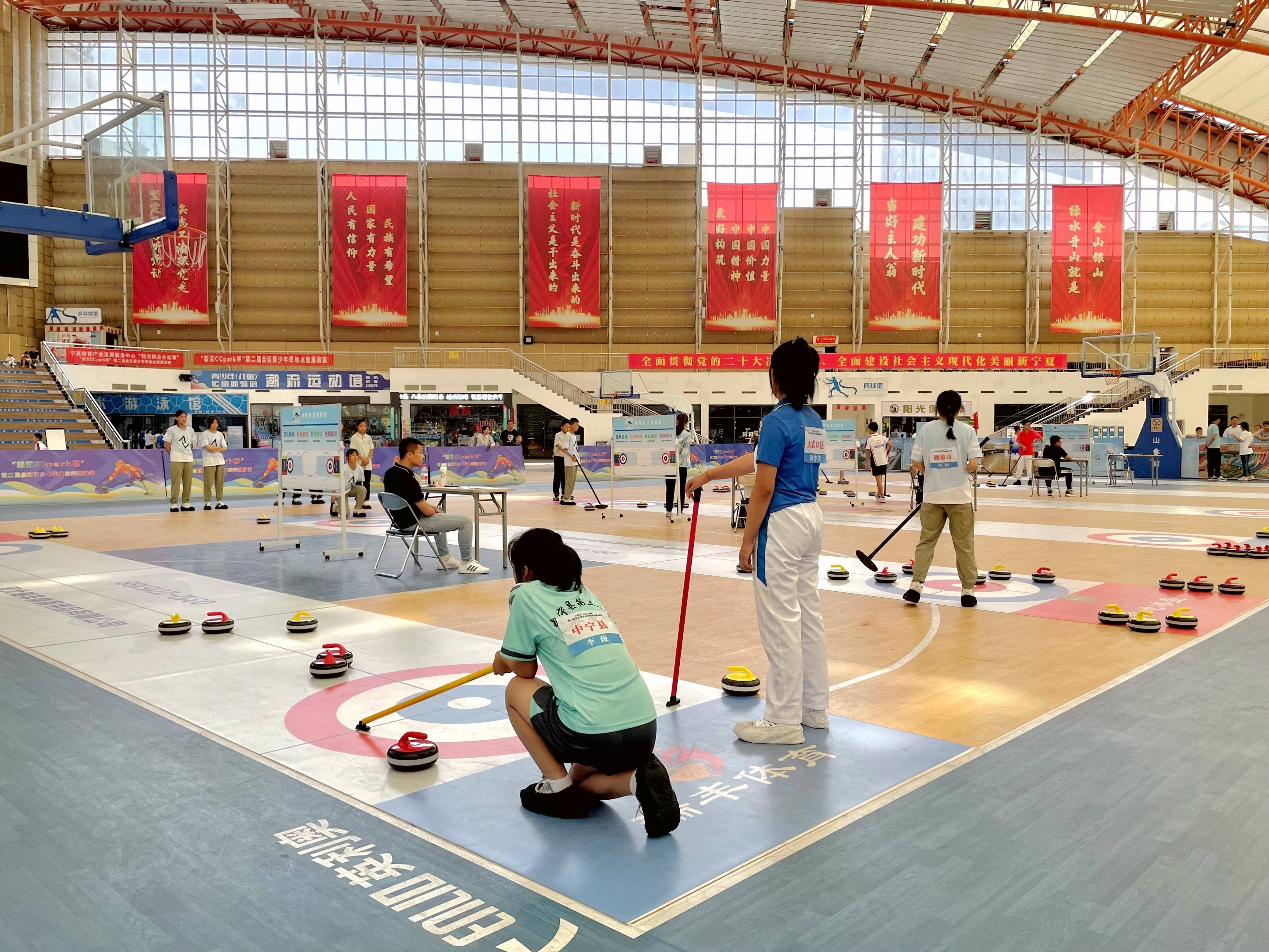 高原冰壶锦标赛，冰上策略对决极具观赏性