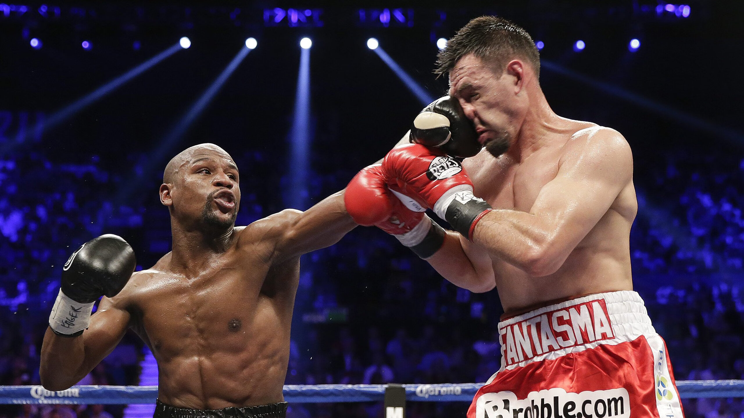 大连英博主场气氛火爆，球迷热情高涨，大连英雄室内足球场